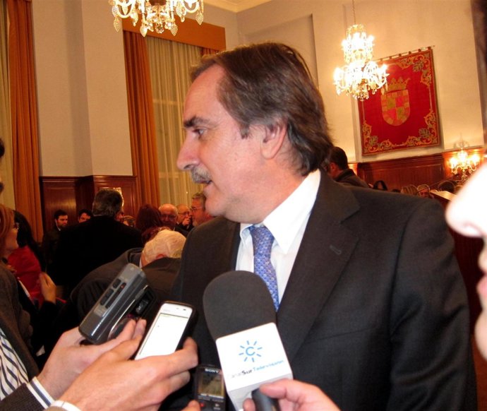 El ministro de Trabajo, Valeriano Gómez, atiende a los periodistas en Jaén.