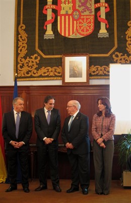 El ministro de Trabajo, Valeriano Gómez, conversa con Juan Jiménez Aguilar, en p