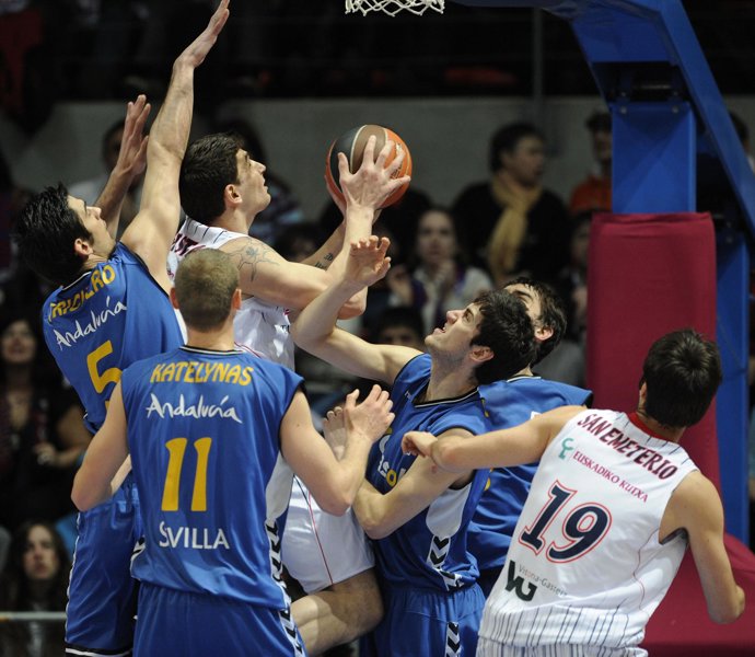 Caja Laboral contra el Cajasol