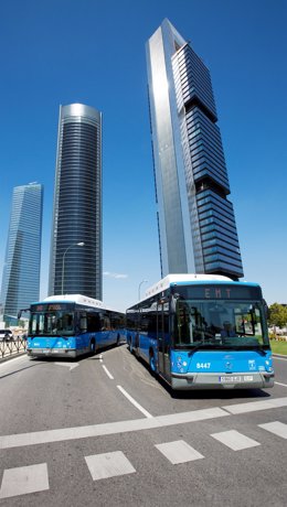 Autobús de la EMT pasando por la zona de las Cuatro Torres de Madrid