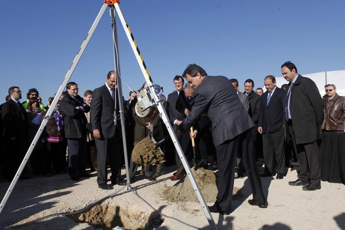 Mas coloca la primera piedra de la central termosolar