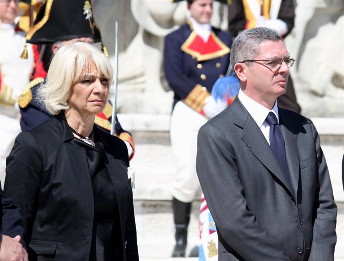 El alcalde de Madrid, Alberto Ruiz Gallardón, junto a la alcaldesa de Cádiz, Teó