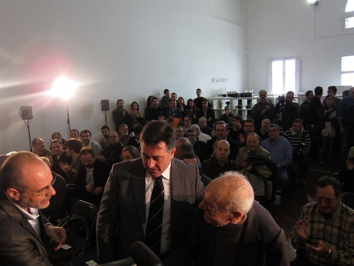 Joan Ridao y Joan Puigcercós saludan al ex presidente de ERC, Heribert Barrera, 