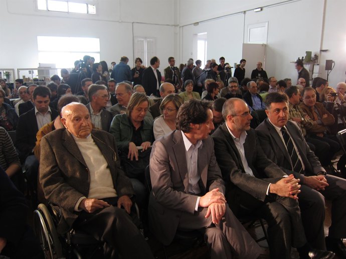 El militante de ERC Víctor Torres, acompañado de Jordi Portabella, Joan Ridao y 