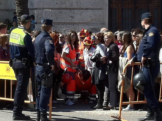 Personal de Cruz Roja en una atención en la mascletà