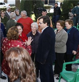 El Presidente de la Junta charla con unas mujeres en la plaza de El Batán