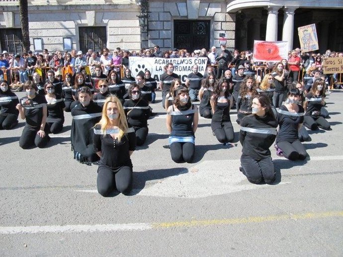 Activistas protestan en Valencia contra la tauromaquia