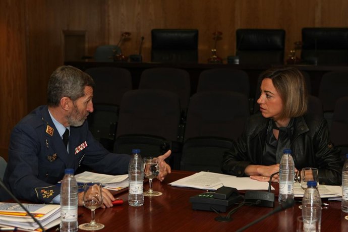 La ministra de Defensa, Carme Chacón, con el jefe del Estado Mayor de la Defensa