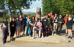 Un grupo de personas realizando la ruta de los Bécquer