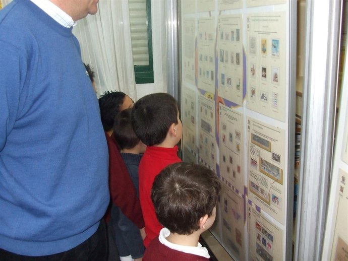 Niños aprenden con la exposición de filatelia