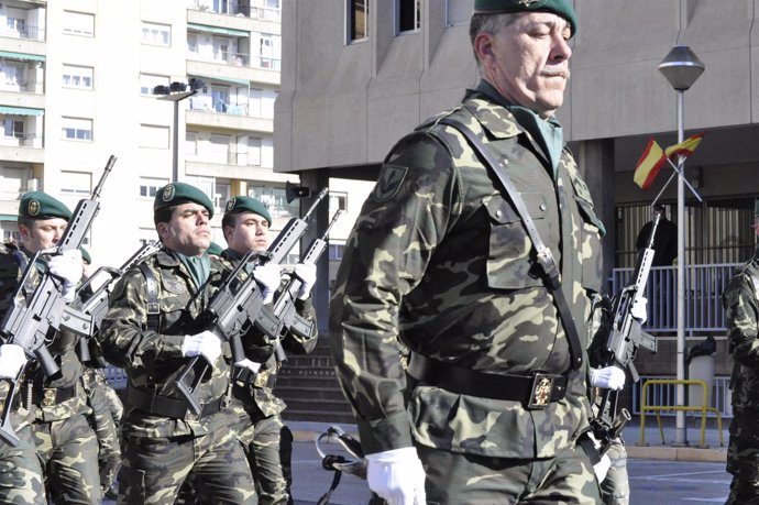 Desfile militar en el Acuartelamiento zaragozano de San Fernando.