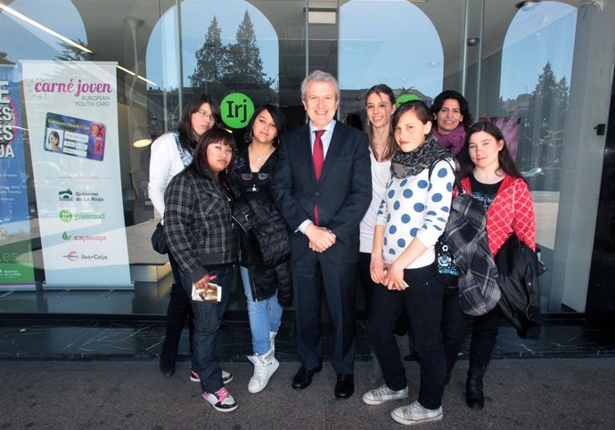 Emilio del Río con algunos de los alumnos del IES Valles de Oja