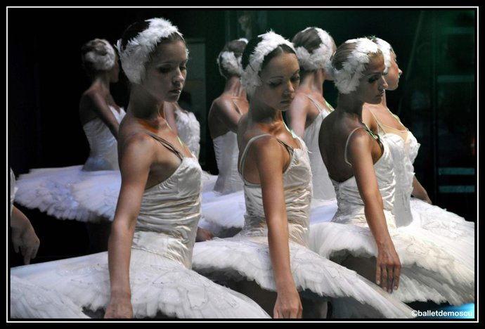 Escena del ballet  'El lago de los cisnes'