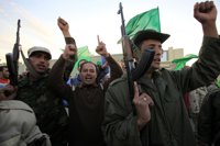 El Gobierno distribuye armas entre más de un millón de hombres y mujeres