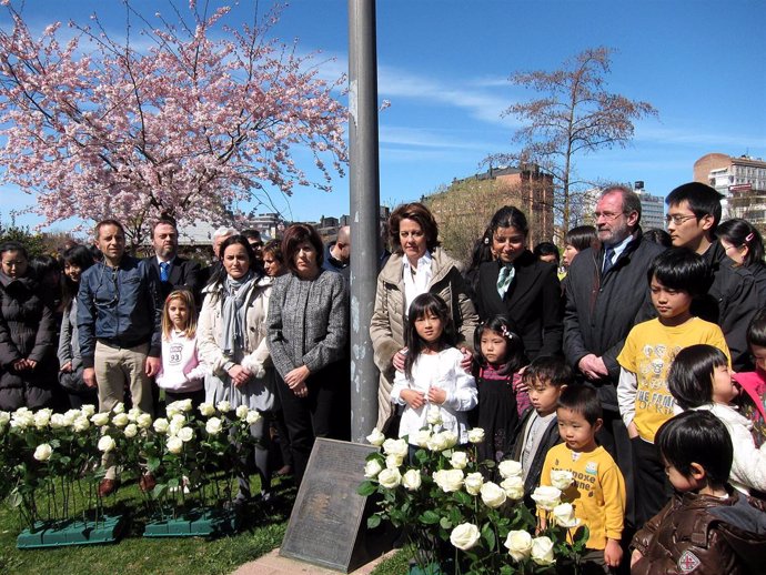 Autoridades y vecinos en el acto de recuerdo en Pamplona a las víctimas de Japón