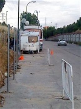 Caravana y autobús en el que viven las familias