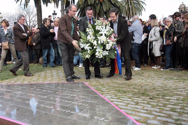 Las autoridades en el momento de la ofrenda floral