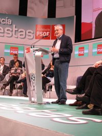Griñán defiende "la línea de denuncia" de la Junta por los ERE, mientras que PP "tapa sus casos de corrupción"