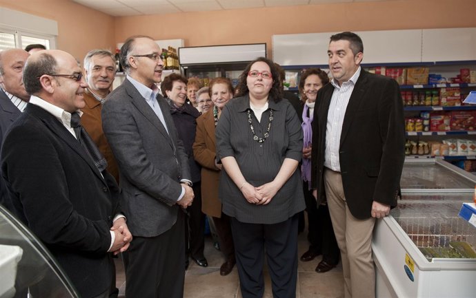 VALVERDE DE CAMPOS. El presidente Diputación de Valladolid visita nueva tienda d