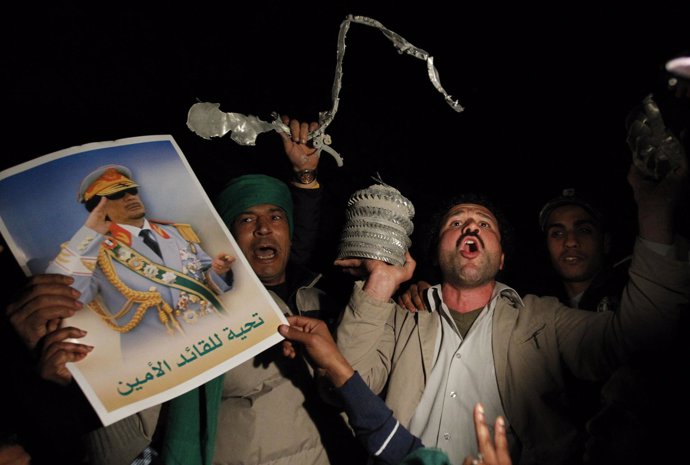 Partidarios de Gadafi se concentran en su palacio residencia