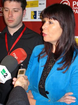 La consejera para la Igualdad y Bienestar Social, Micaela Navarro, atiende a los