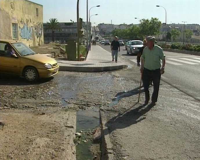 Vecinos de Badajoz solicitan la reparación de una tubería por la que manan aguas