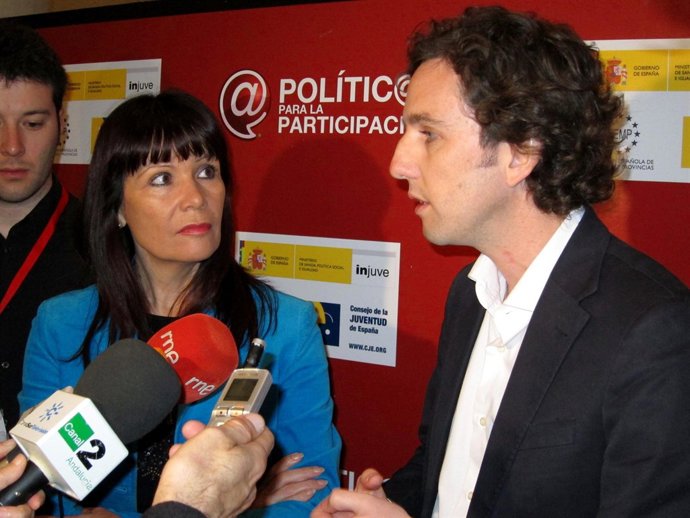 La consejera de Igualdad, Micaela Navarro, y el director general del Injuve, Gab