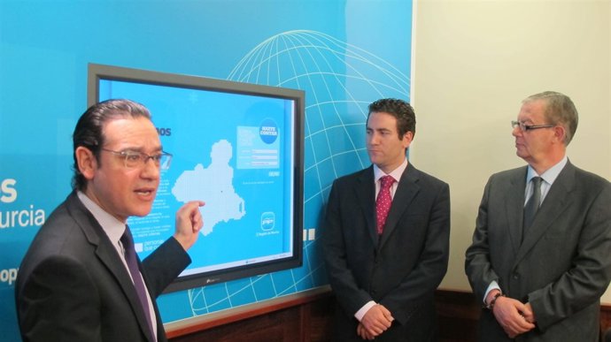 José Gabriel Ruiz hace sus indicaciones ante la pantalla