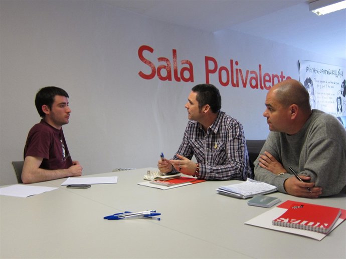 Palacios (centro) y González, conversan con Sánchez (izquierda), al término de l