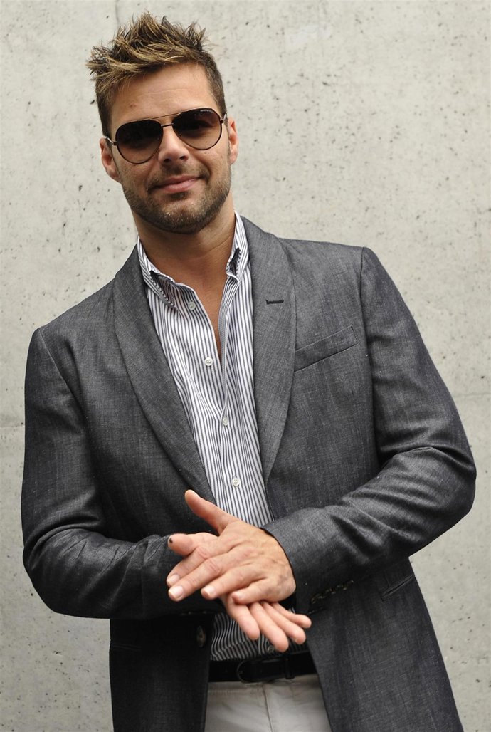 El cantante puertorriqueño Ricky Martin acude al desfile de Emporio Armani en Mi