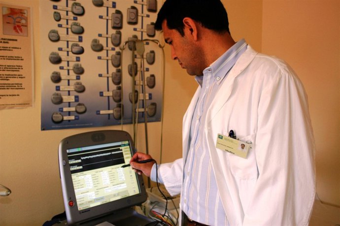 Ernesto Díaz-Infante, cardiólogo co-director de la Unidad de Arritmias del Hospi