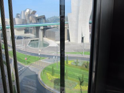 Un nuevo ascensor gratuito salva desde este lunes en Bilbao los 14 metros de desnivel entre Mazarredo y Abandoibarra