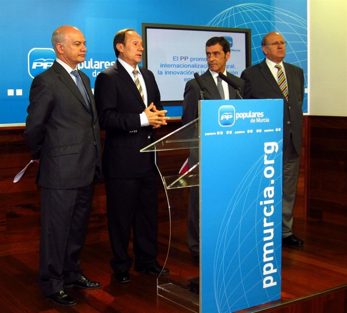 Joaquín Moya-Angeler en el centro y a su izquierda el ponente del área de Empres