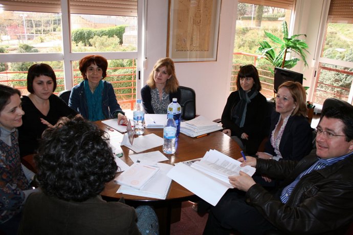 Visita A Los Servicios Sociales De Santa Bárbara. Nota Y Foto.