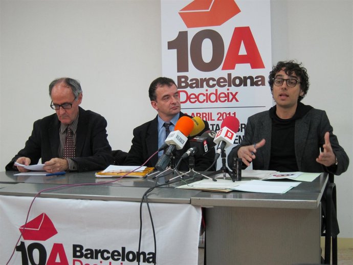 El secretario de Barcelona Decideix, su portavoz y su asesor jurídico en rueda d