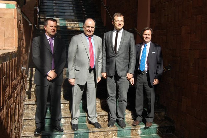 Representantes de touroperadores rusos, de la Junta de Andalucía y el empresario