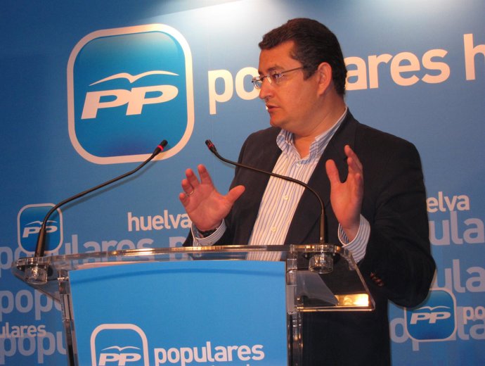 El secretario general del PP-A, Antonio Sanz, en rueda de prensa en Huelva.