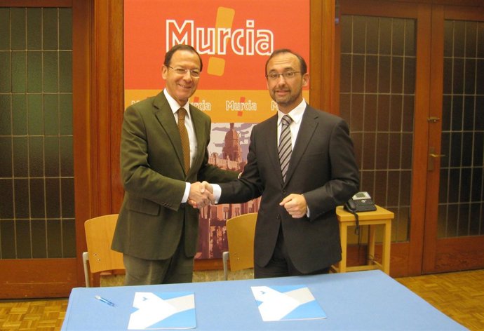 El consejero de Universidades, Empresa e Investigación, Salvador Marín, y el alc