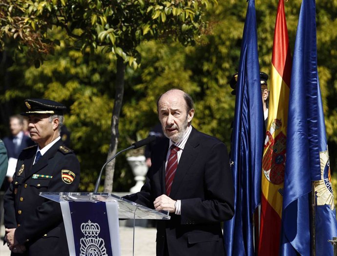 Alfredo Pérez Rubalcaba en la comisaría de Canillas