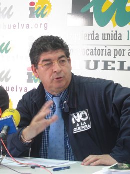 El coordinador regional de IULV-CA, Diego Valderas, en rueda de prensa.