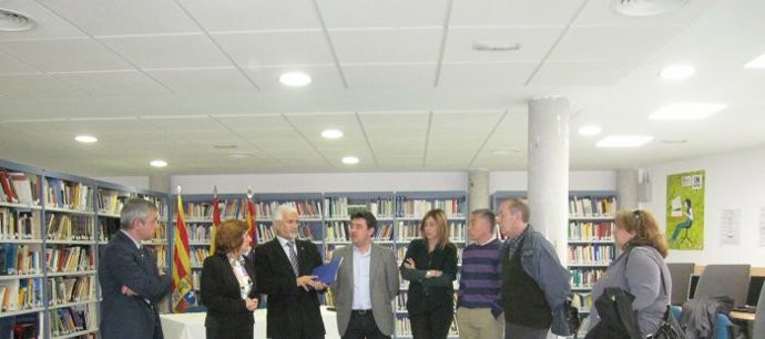 La consejera Broto y el alcalde de La Puebla en la biblioteca municipal