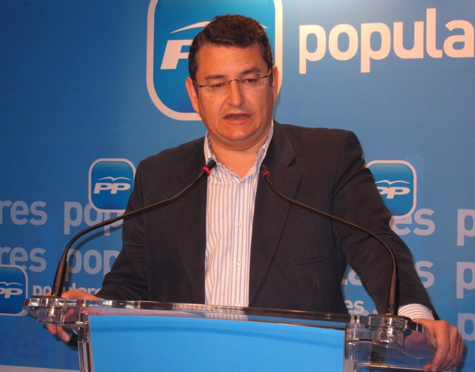 El secretario general del PP-A, Antonio Sanz, en rueda de prensa en la sede del 