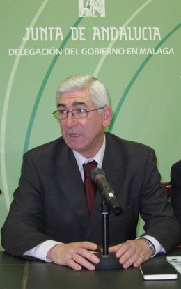 El viceconsejero de Gobernación y Justicia, José Antonio Gómez Periñán, presenta