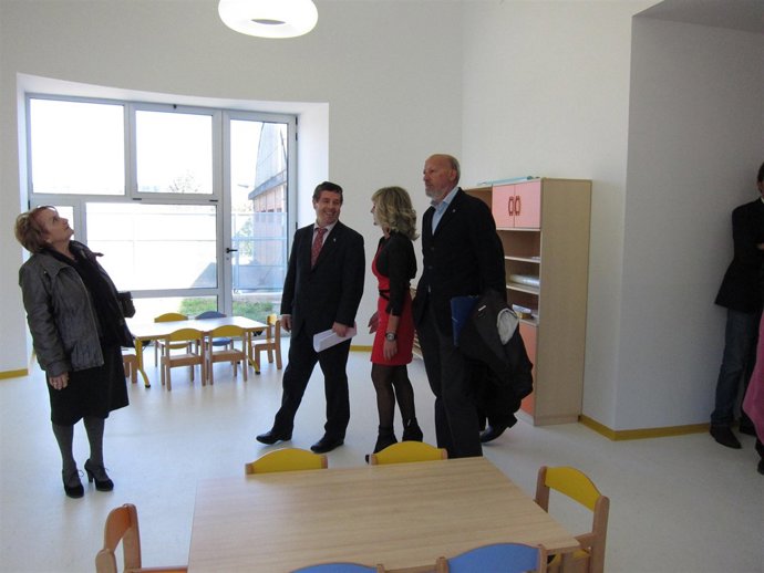 Visita del Consejero de Educación y Ciencia, Herminio Sastre a la Escuela Infant