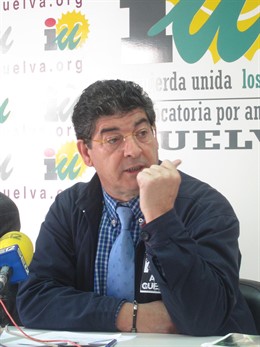 El coordinador regional de IULV-CA, Diego Valderas, en rueda de prensa.