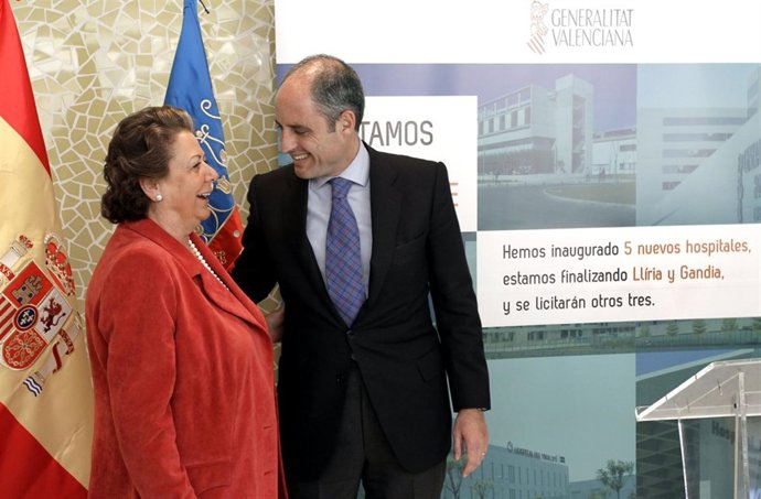 Barberá y Camps conversan tras inaugurar el centro Benicalap Sur.