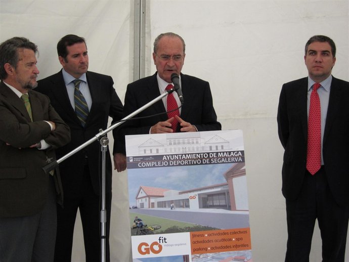 El alcalde, Francisco de la Torre, en el acto de colocación de la primera piedra