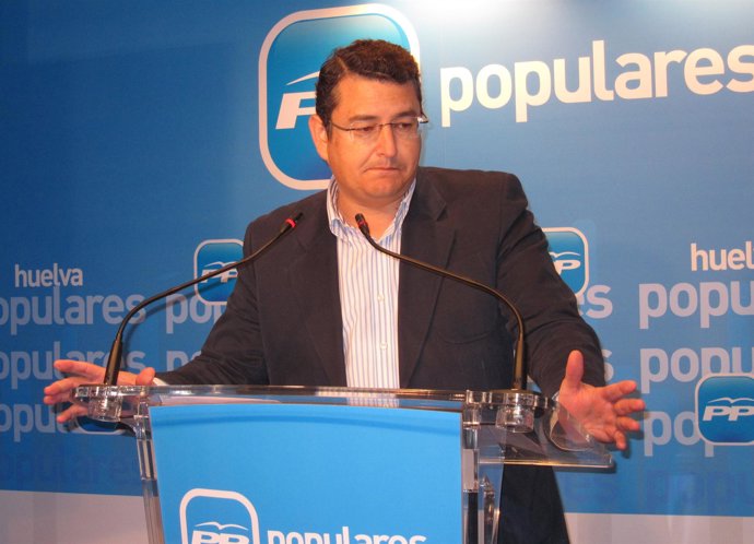 El secretario general del PP-A, Antonio Sanz, en rueda de prensa. 