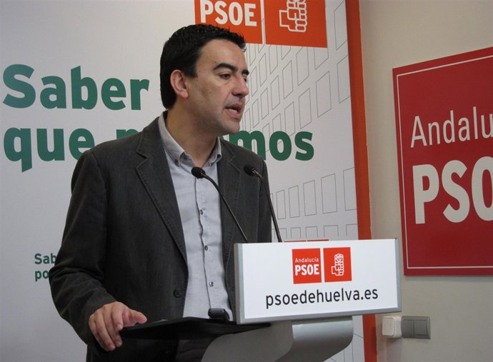El portavoz del grupo socialista en el Parlamento andaluz, Mario Jiménez, en rue