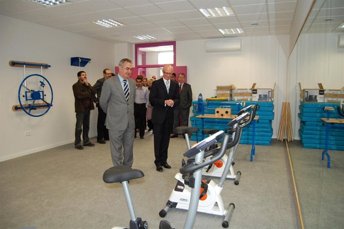 El delegado presenta las instalaciones